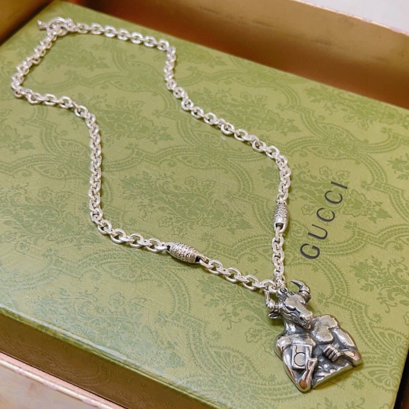G*u*i necklaces